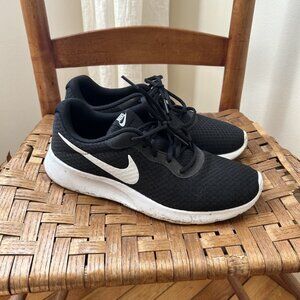 Women's Nike Tanjun Black Tennis Shoe Size 9 US
